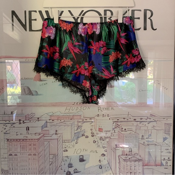 Victoria Secret floral + lace short robe + shorts in beautiful design and colour - Picture 4 of 12